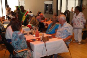 Mensen met verschillende achtergronden ontmoeten elkaar aan de gesprekstafels